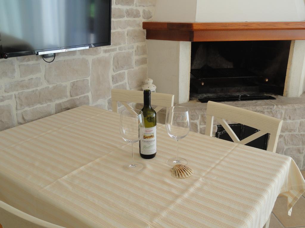 Apartment Lorenzo Pomer Bagian luar foto