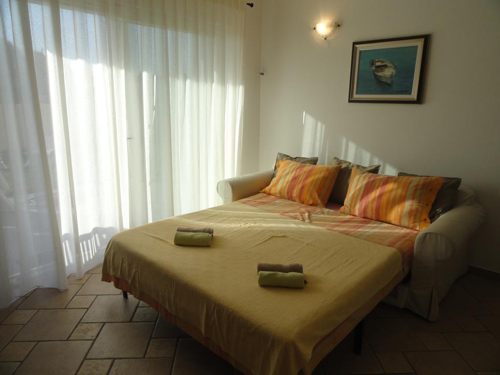 Apartment Lorenzo Pomer Bagian luar foto