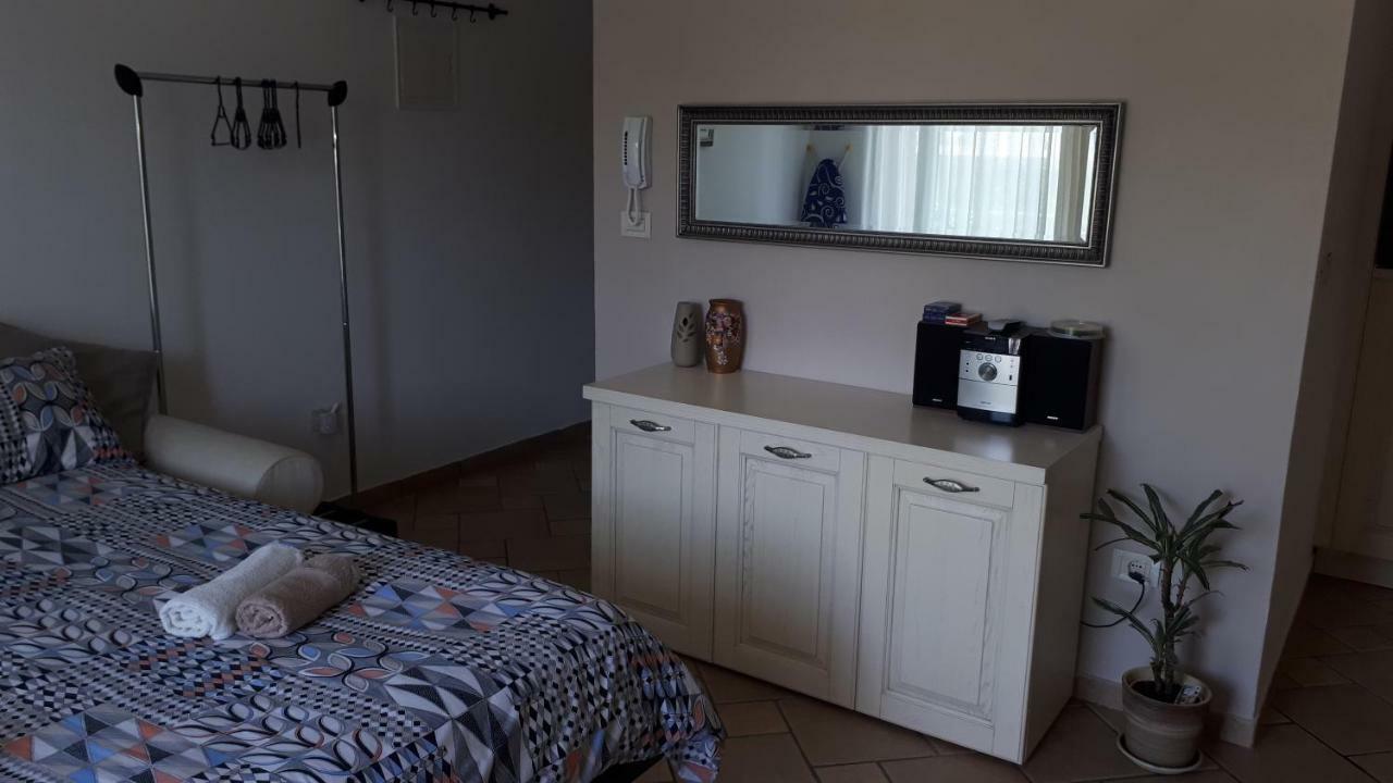 Apartment Lorenzo Pomer Bagian luar foto